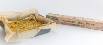 The difference between parchment paper and wax paper in the kitchen